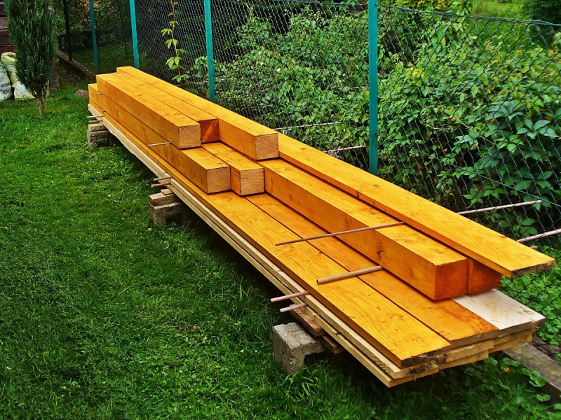 ebeniste-LE BAR SUR LOUP-min_boards_the_rafters_joinery_tree_painting_wood_colored_paint-871508