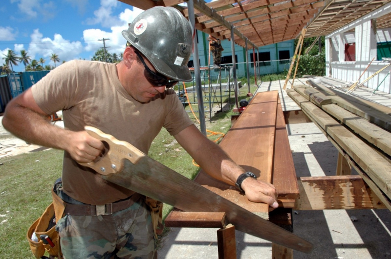 ebeniste-LE BAR SUR LOUP-min_worker_construction_building_carpenter_male_job_build_helmet-893290